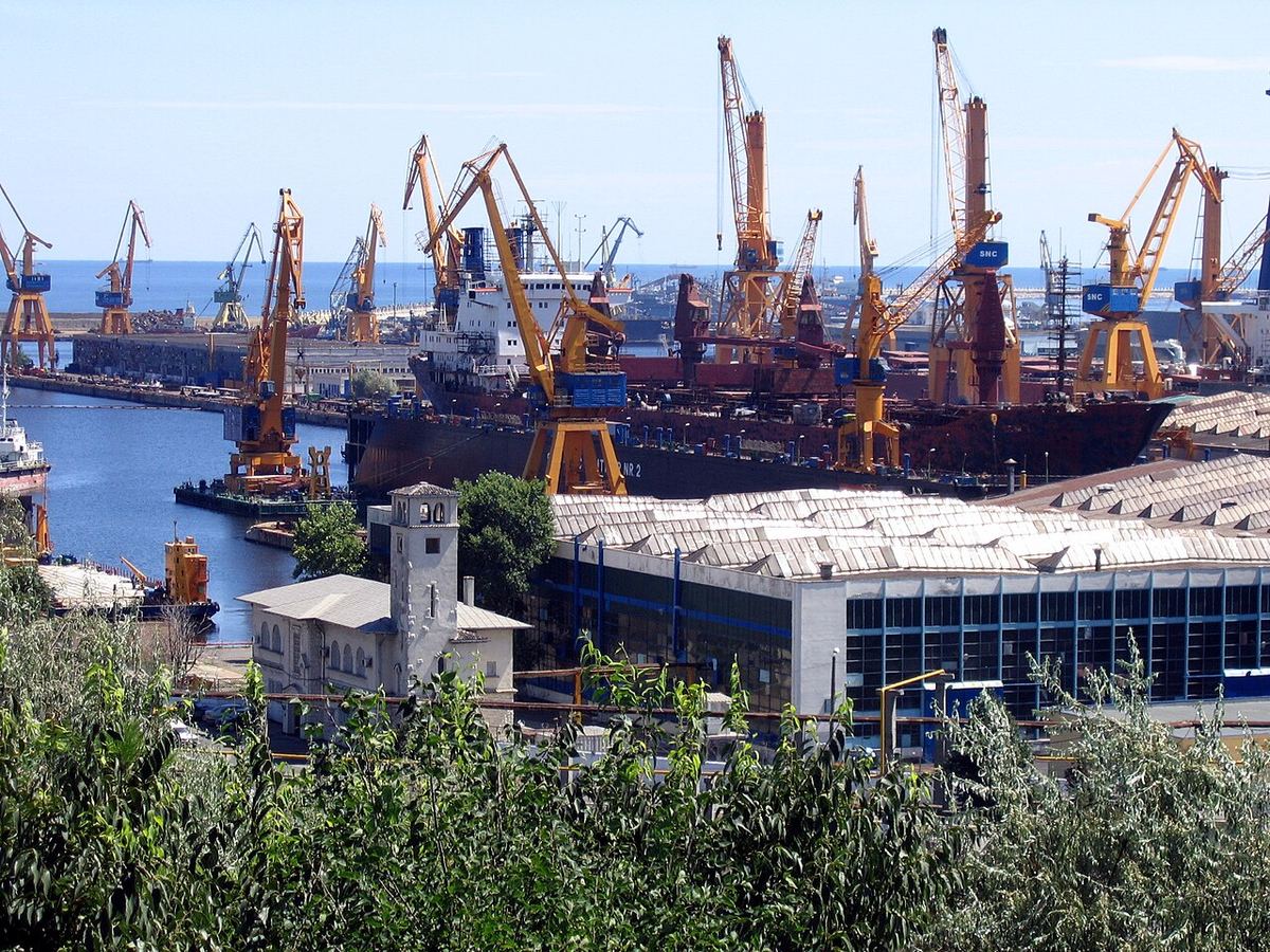 Macarale și nave în portul Constanța