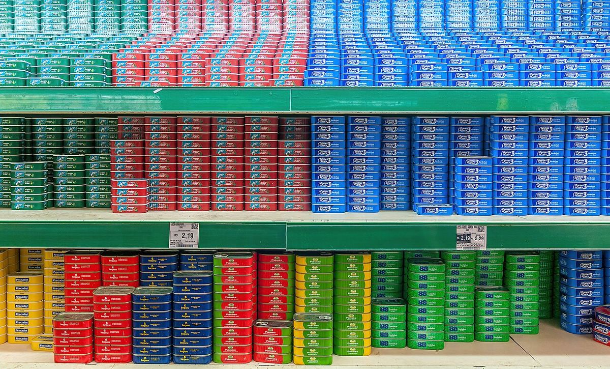 Rafturi cu conserve într-un supermarket