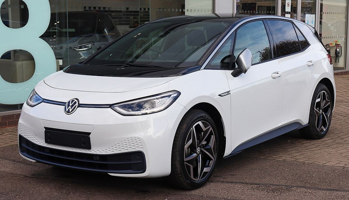 Volkswagen ID.3 alb, mașină electrică parcată în fața unui showroom.