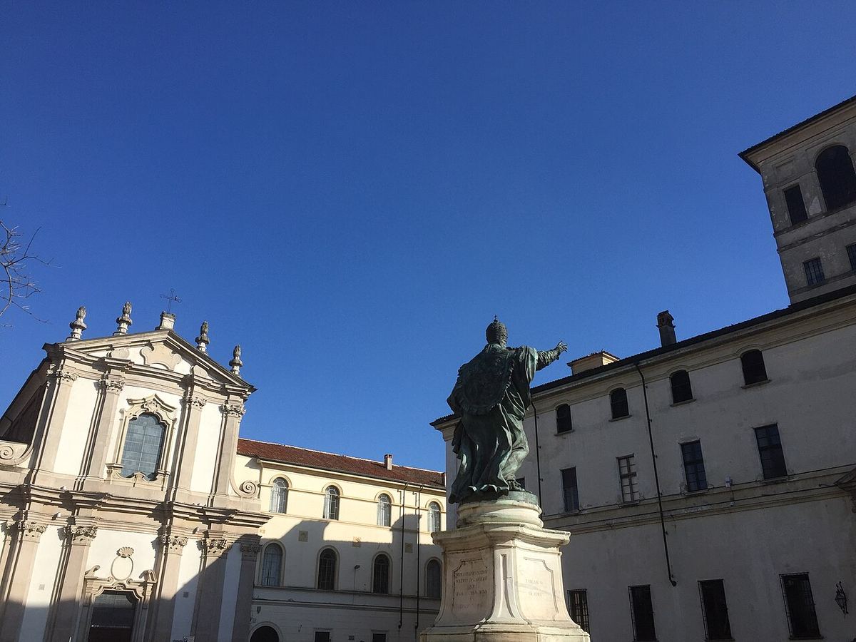 Piazza Ghislieri din Pavia, Italia, fotografiată într-o zi de vară.