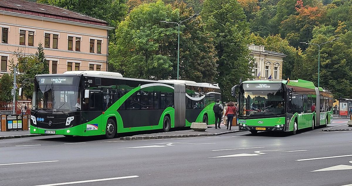 Vehicule RATBV în Brașov: Menarinibus Citymood (stânga) și troleibuz Solaris Trollino (dreapta)