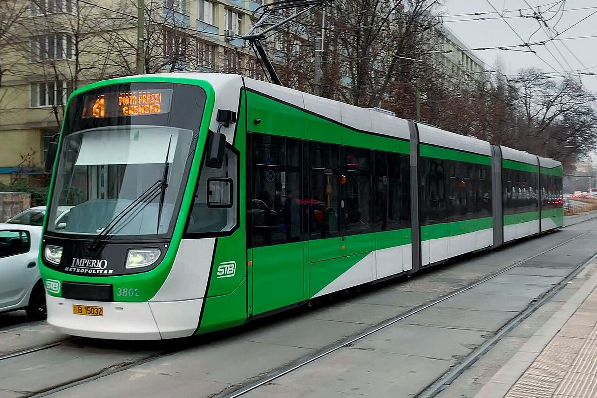 Tramvai verde și alb Imperio Metropolitan al STB pe o stradă din București.