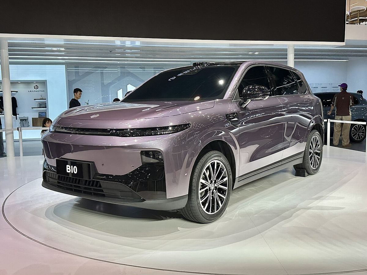 Imagine ilustrativă a unui SUV electric modern, similar modelului B10 din gama Leapmotor.