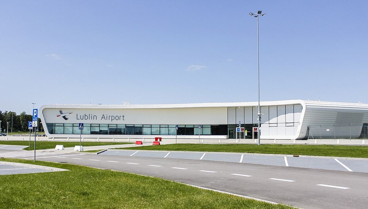 Terminalul aeroportului Lublin (LUZ) din Polonia, fotografie de arhivă, pe un cer senin de zi.