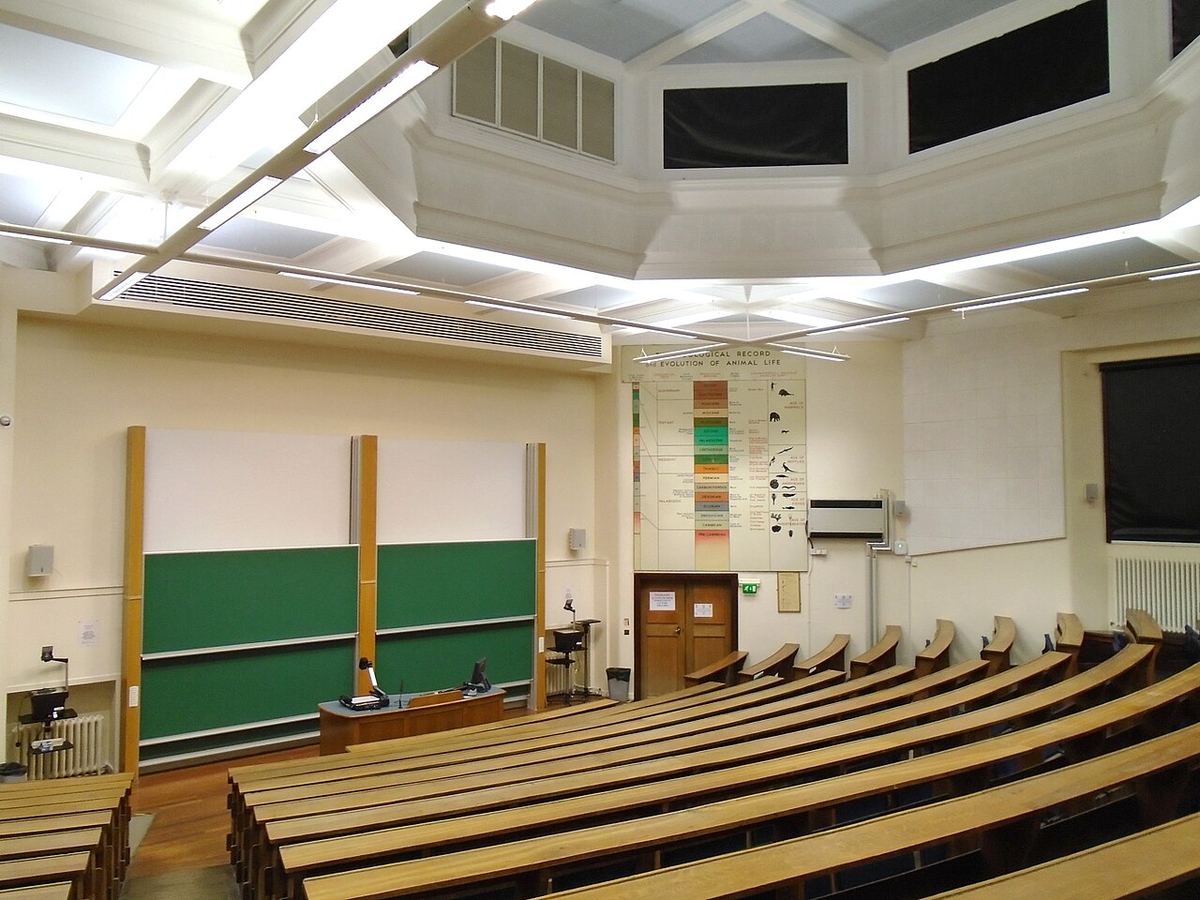 Amfiteatru universitar gol, cu bănci în trepte
