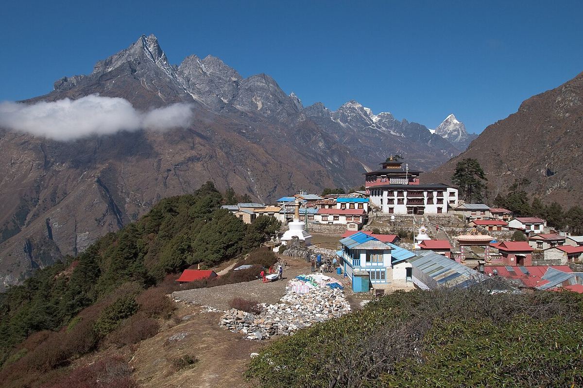 Munți înalți acoperiți de zăpadă în Tengboche, Nepal, fotografiați sub un cer senin.