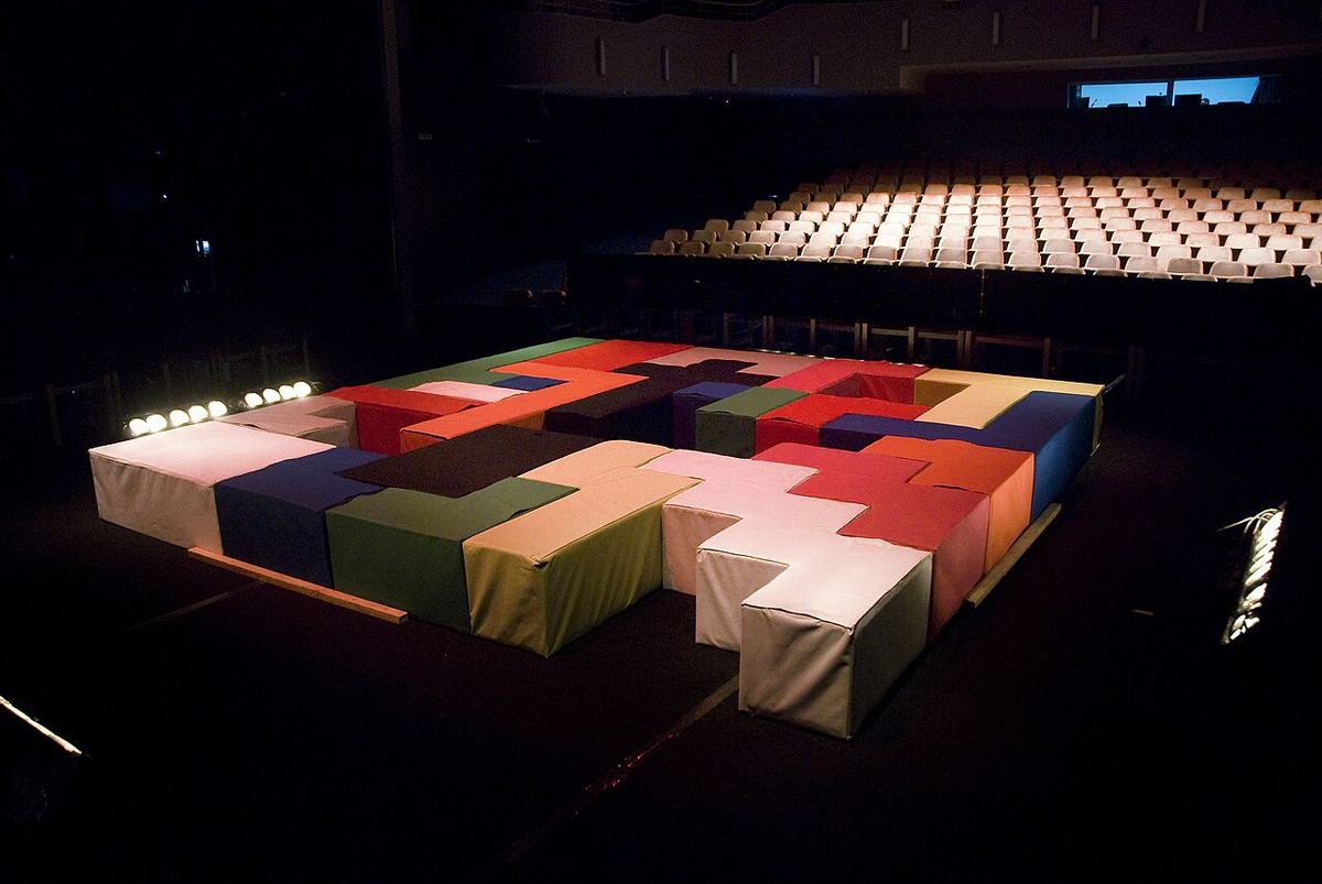 Decor de scenă dintr-o producție de teatru pentru tineri, cu elemente scenografice create pentru spectacol.
