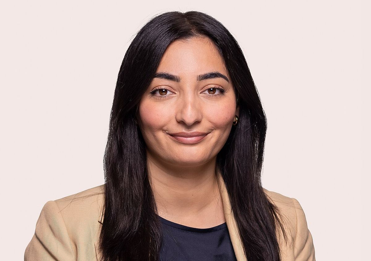 Portretul ministrului german Reem Alabali Radovan, pe un fundal neutru (fotografie de arhivă).