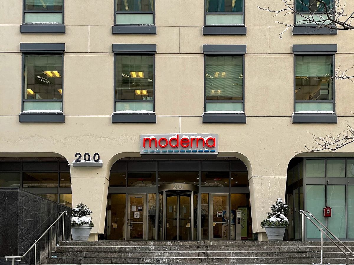 Clădirea sediului companiei Moderna din Cambridge, Massachusetts, cu fațada de sticlă și logo-ul companiei.