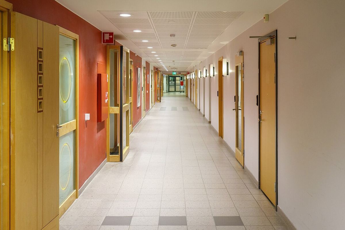 Coridor de spital cu uși spre saloane