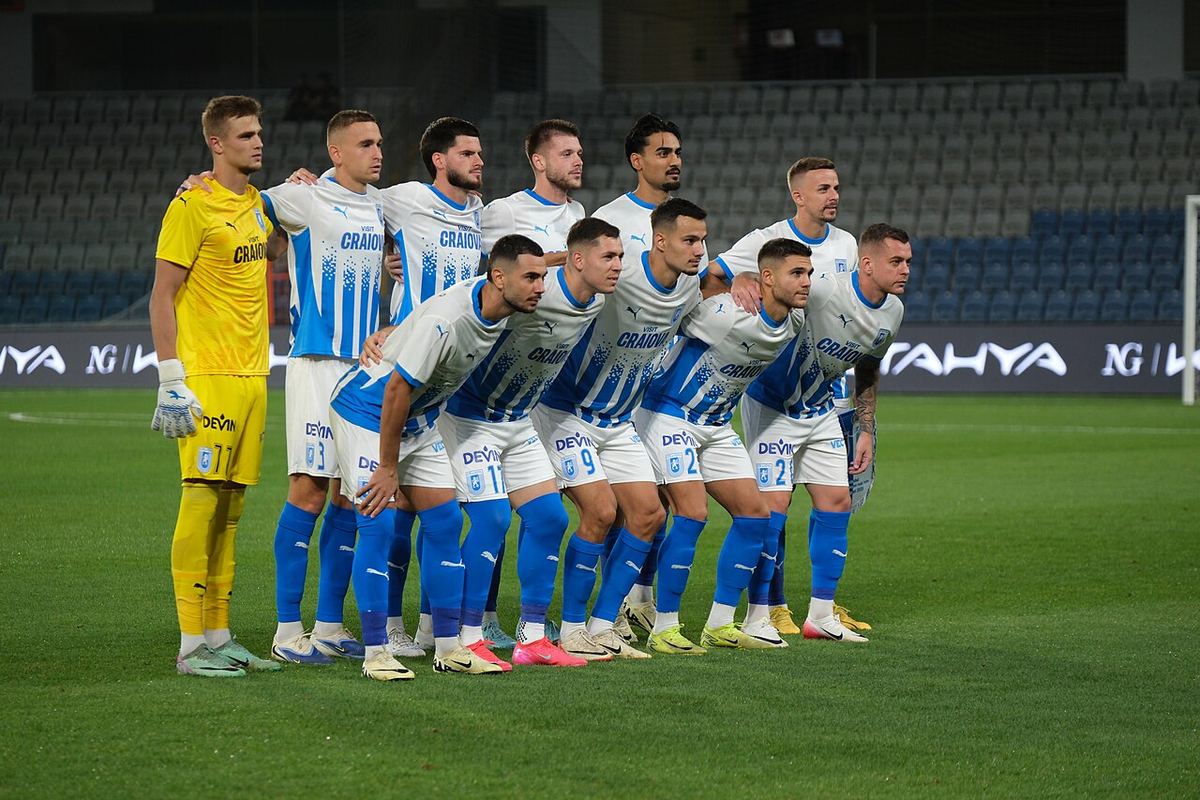 Jucătorii echipei Universitatea Craiova pozează înainte de un meci european pe stadion.