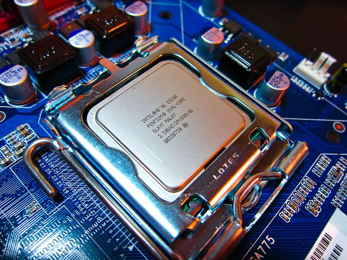 Procesor Intel E5200 montat pe o placă de bază, într-un soclu metalic. Fotografie de arhivă.