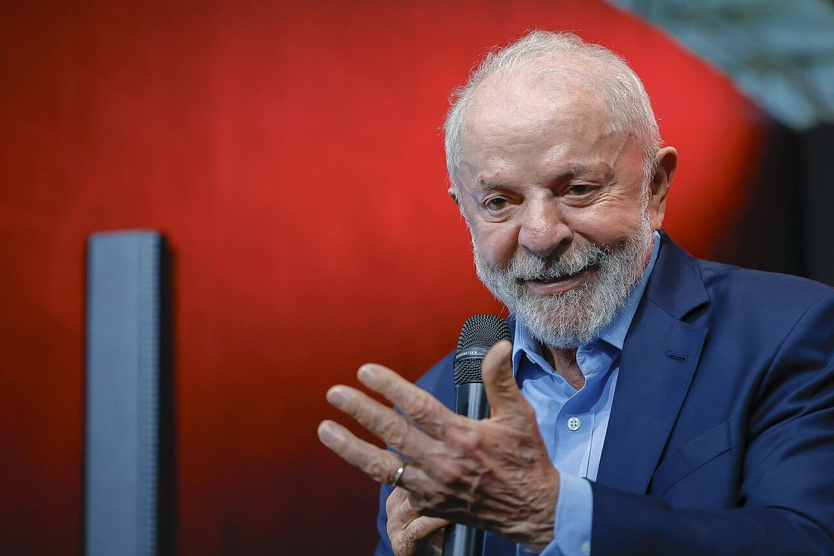 Luiz Inácio Lula da Silva în timpul vizitei la Complexul Industrial Nissan din Resende, Brazilia, salutând muncitori.