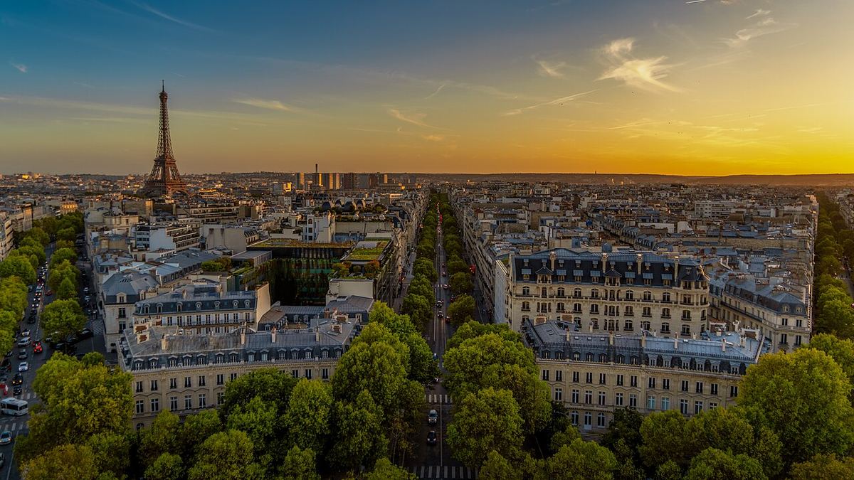 Vedere a Parisului de pe Arcul de Triumf, cu bulevardele și clădirile din centrul orașului.