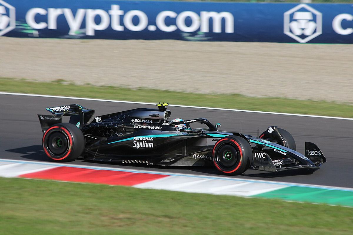 Kimi Antonelli la volanul monopostului Mercedes-AMG F1 W16 în timpul calificărilor de Mare Premiu, ilustrație.
