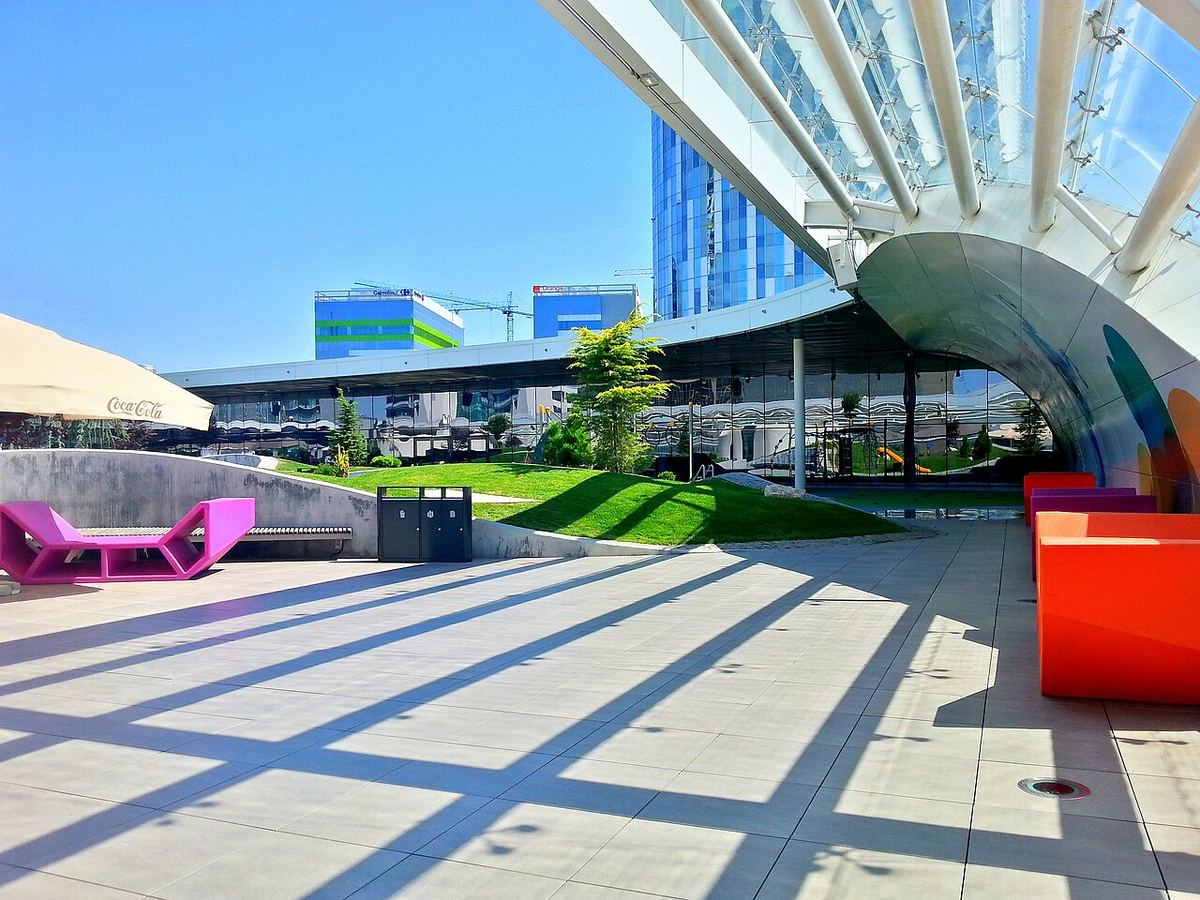 Terasa centrului comercial Promenada Mall din București.