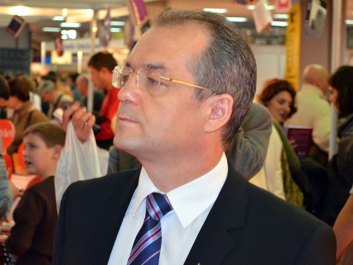 Emil Boc, fotografiat în timpul vizitei la Târgul de carte Gaudeamus din 2011.