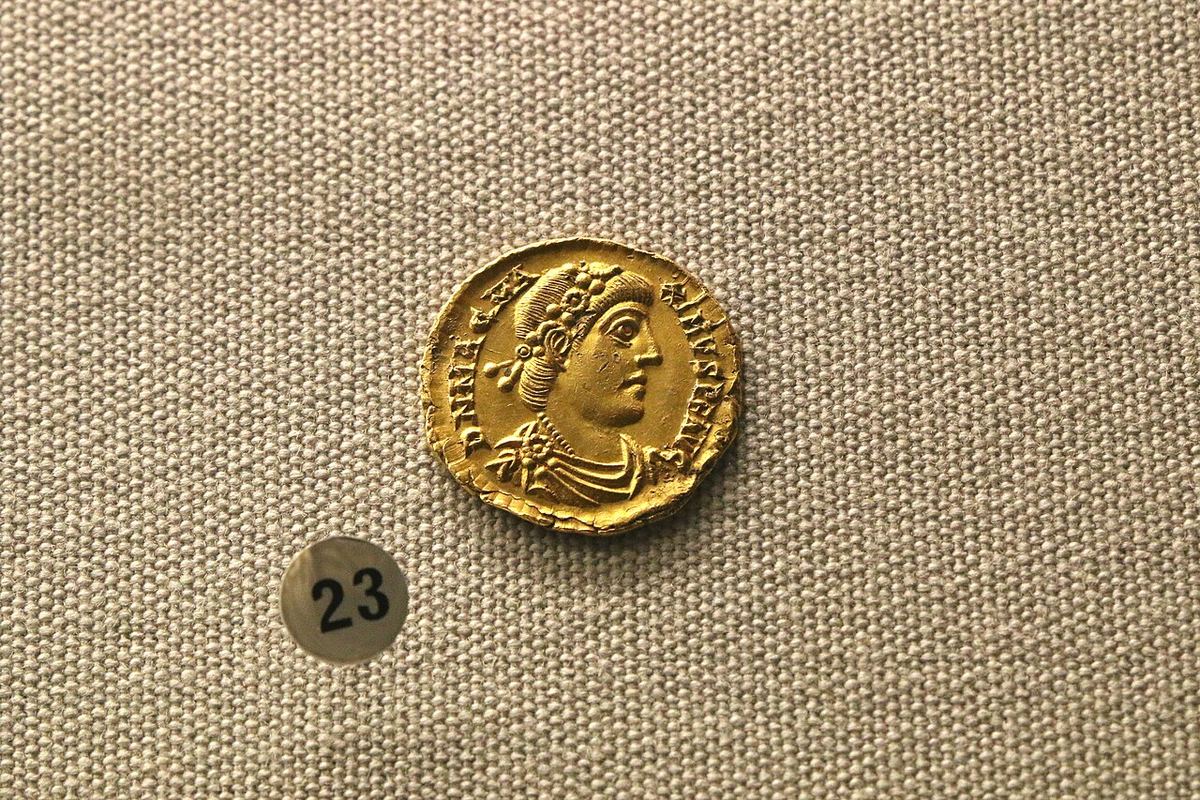 Monedă romană de aur (solidus) a împăratului Magnus Maximus, expusă într-un muzeu din Franța, fotografie de arhivă.