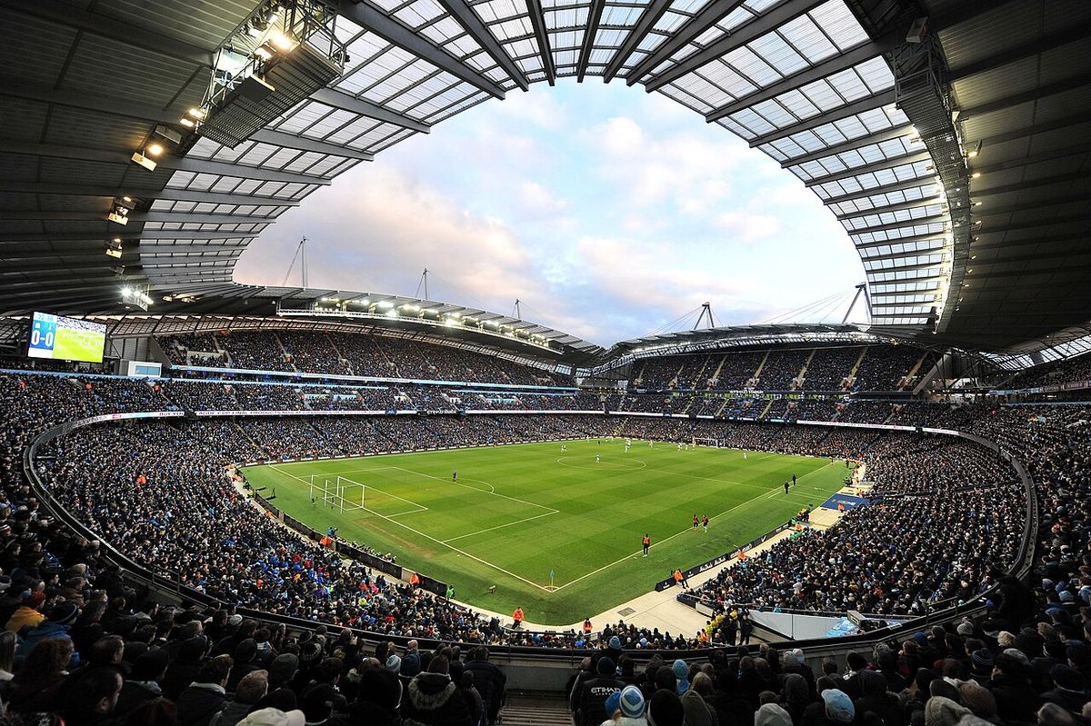 Stadionul Etihad al echipei Manchester City, plin, în timpul unui meci