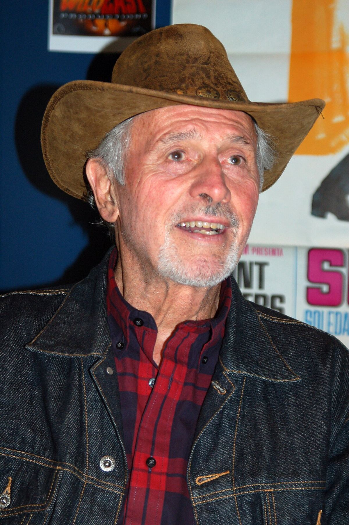 Actorul Michael Forest, fotografiat de aproape, purtând pălărie de cowboy și jachetă de blugi, într-o fotografie de arhivă din 2011.