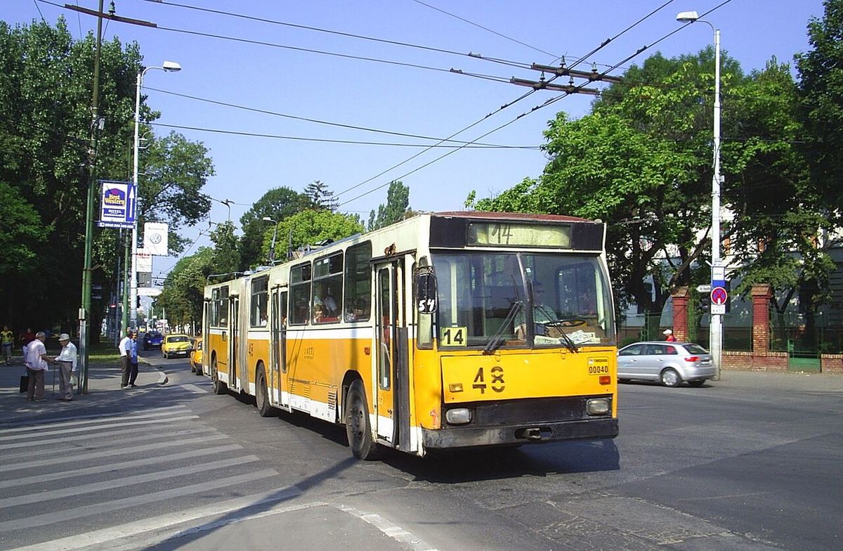 Troleibuzul 48 Rocar DAC 217EA circulă pe Bulevardul Republicii din Timișoara, la Piața R. Maria, în 2006.