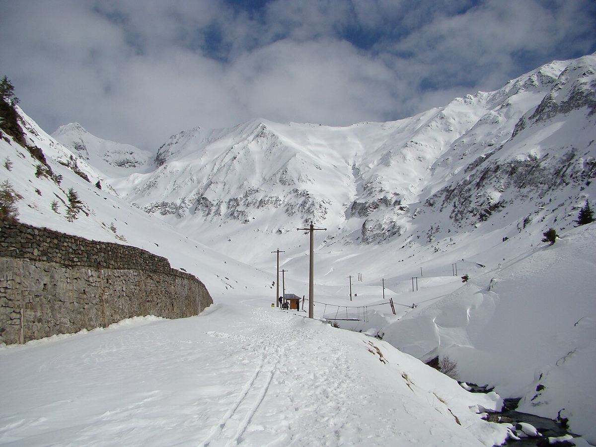 Drumul Transfăgărășan acoperit de zăpadă în timpul iernii, în zona montană din județul Argeș.
