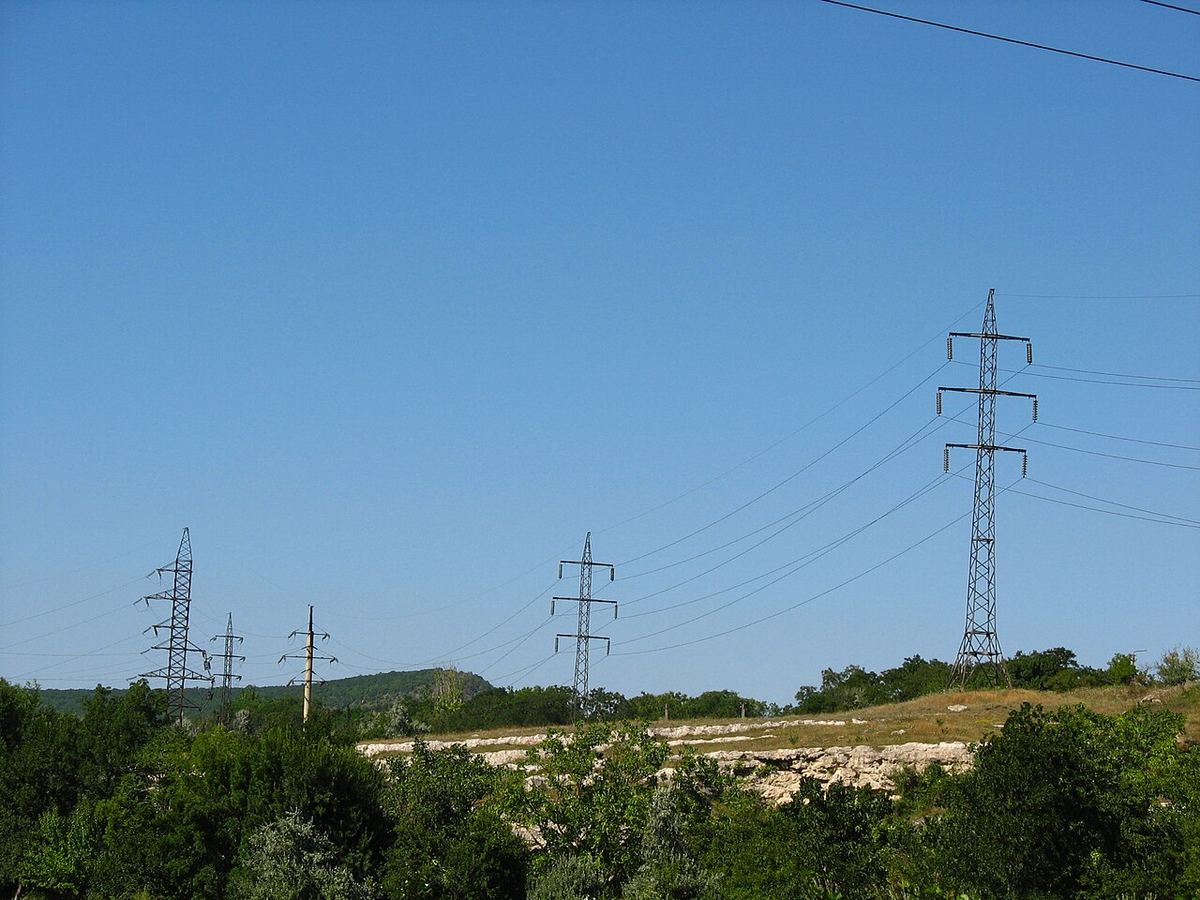 Stâlpi de înaltă tensiune și linii electrice, imagine ilustrativă pentru subiectul despre penele de curent din Crimeea.