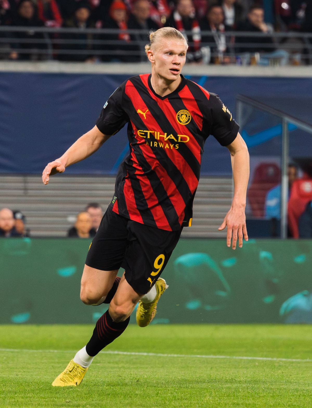 Erling Haaland aleargă cu tricoul lui Manchester City într-un meci de Liga Campionilor (fotografie de arhivă)