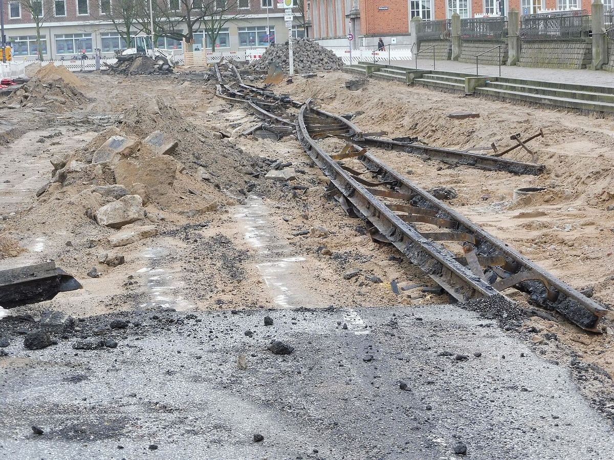 Șine de tramvai scoase din pământ în timpul lucrărilor de construcție, ilustrativ.