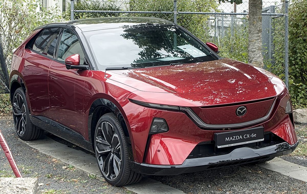 Mazda CX-6e, SUV electric alb, parcat pe o stradă din Bietigheim-Bissingen, Germania.