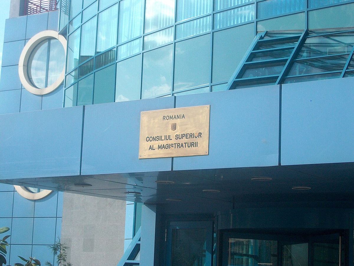 Intrarea în clădirea Consiliului Superior al Magistraturii din București, România.