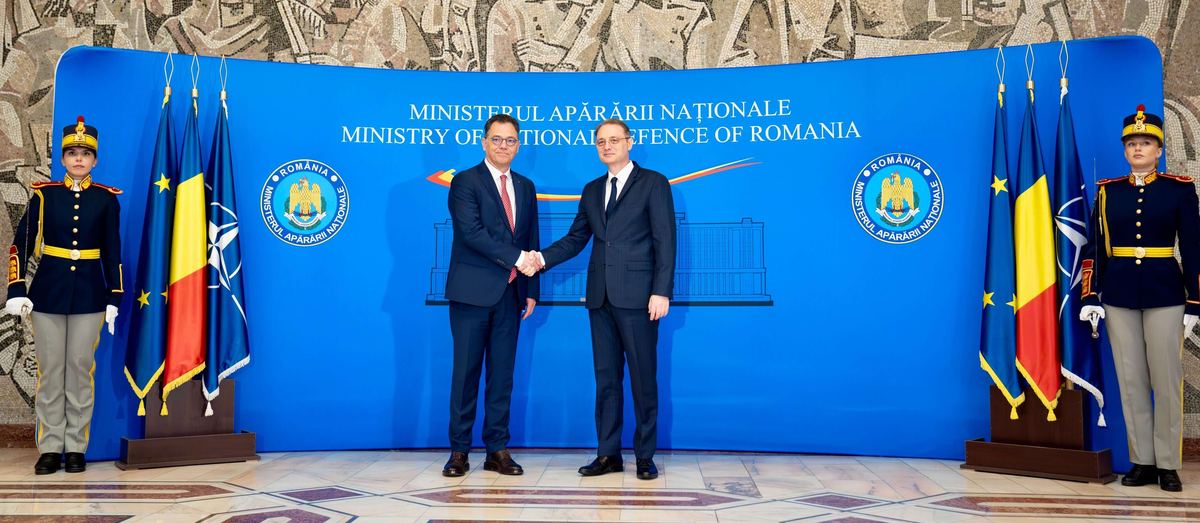 Ceremonie la sediul Ministerului Apărării Naționale, cu garda de onoare și steagurile României și NATO