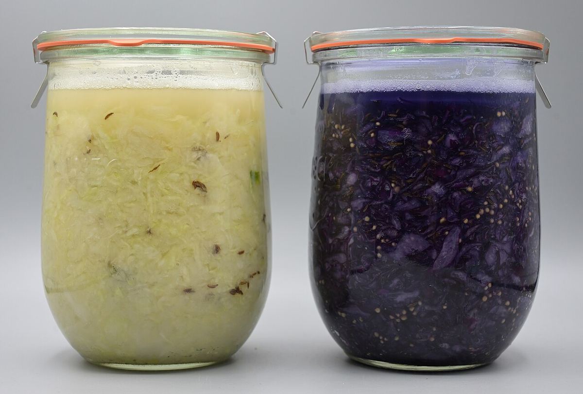 Varză albă și roșie în borcane de sticlă, pregătite pentru fermentare în Uchtelfangen, Germania.