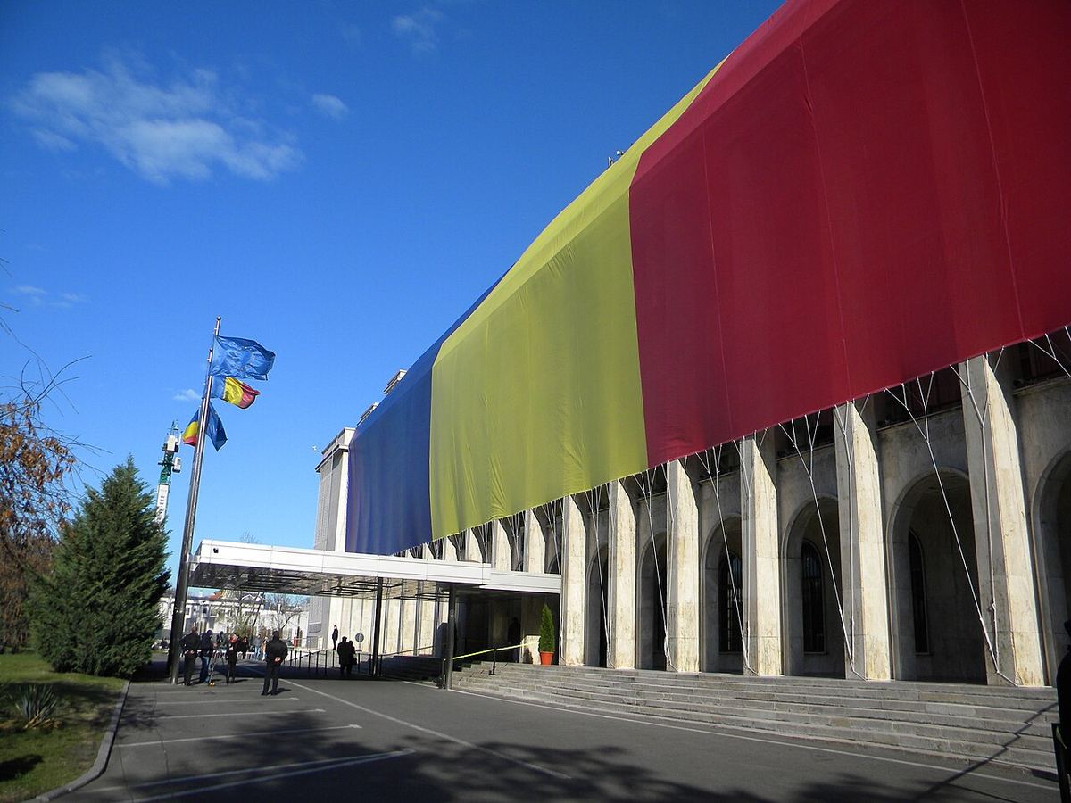 Palatul Guvernului din București, exterior cu drapelul tricolor, fotografiat în decembrie 2015.