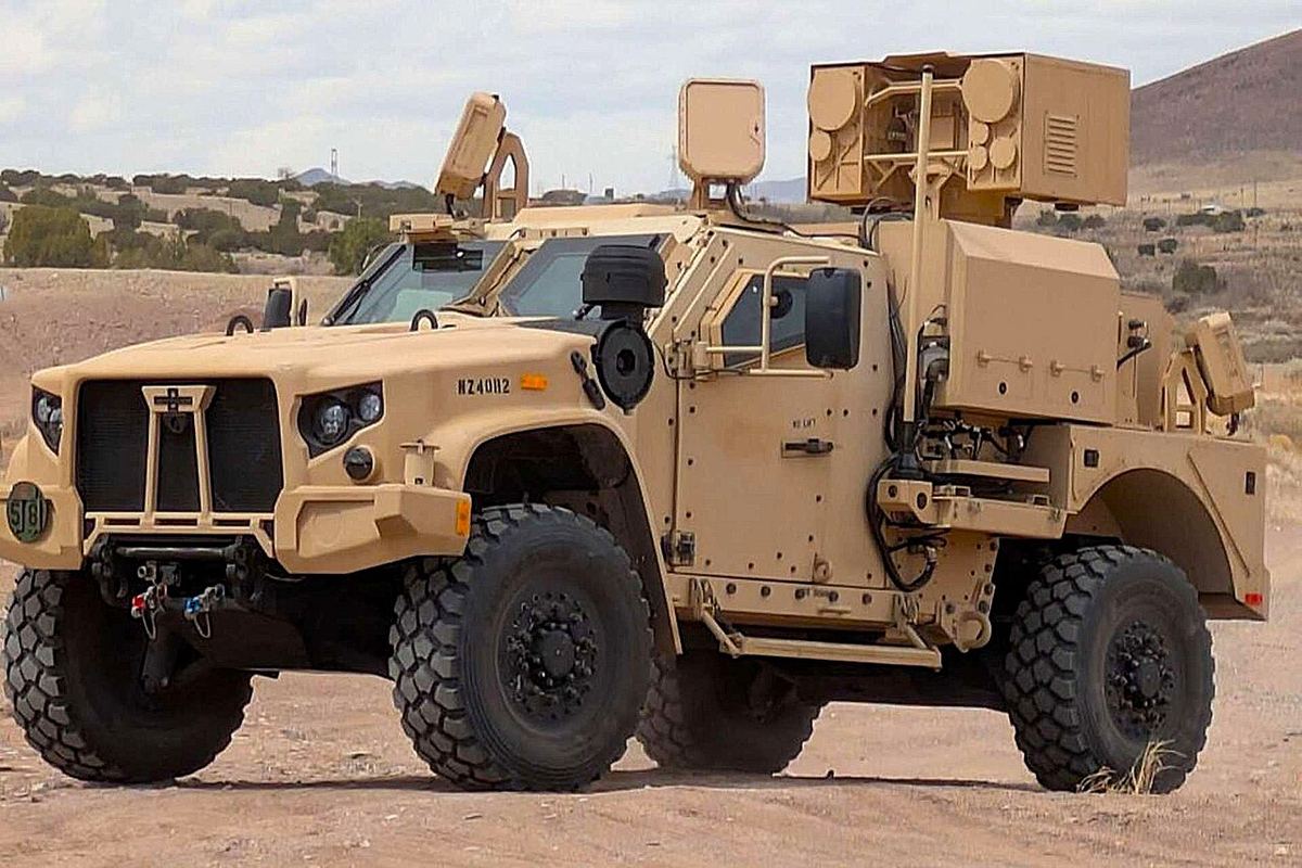 Sistem laser LOCUST de înaltă energie montat pe vehiculul JLTV, destinat apărării împotriva dronelor, ilustrație.