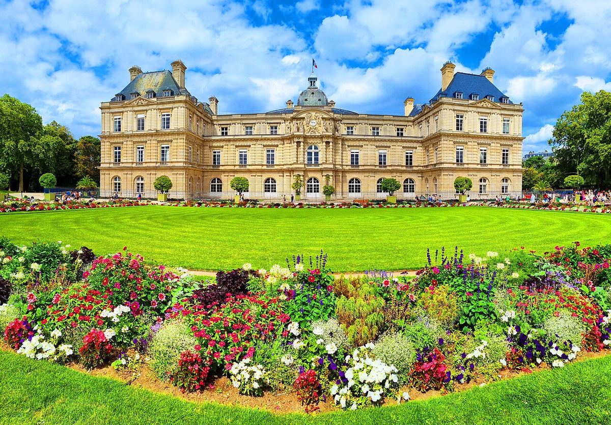 Palatul Luxembourg din Paris, sediul Senatului Franței, fotografiat din exterior, în zona Grădinilor Luxembourg.