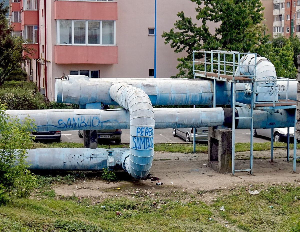 Conducte metalice ale unei instalații tehnice, imagine ilustrativă pentru sistemul de termoficare.