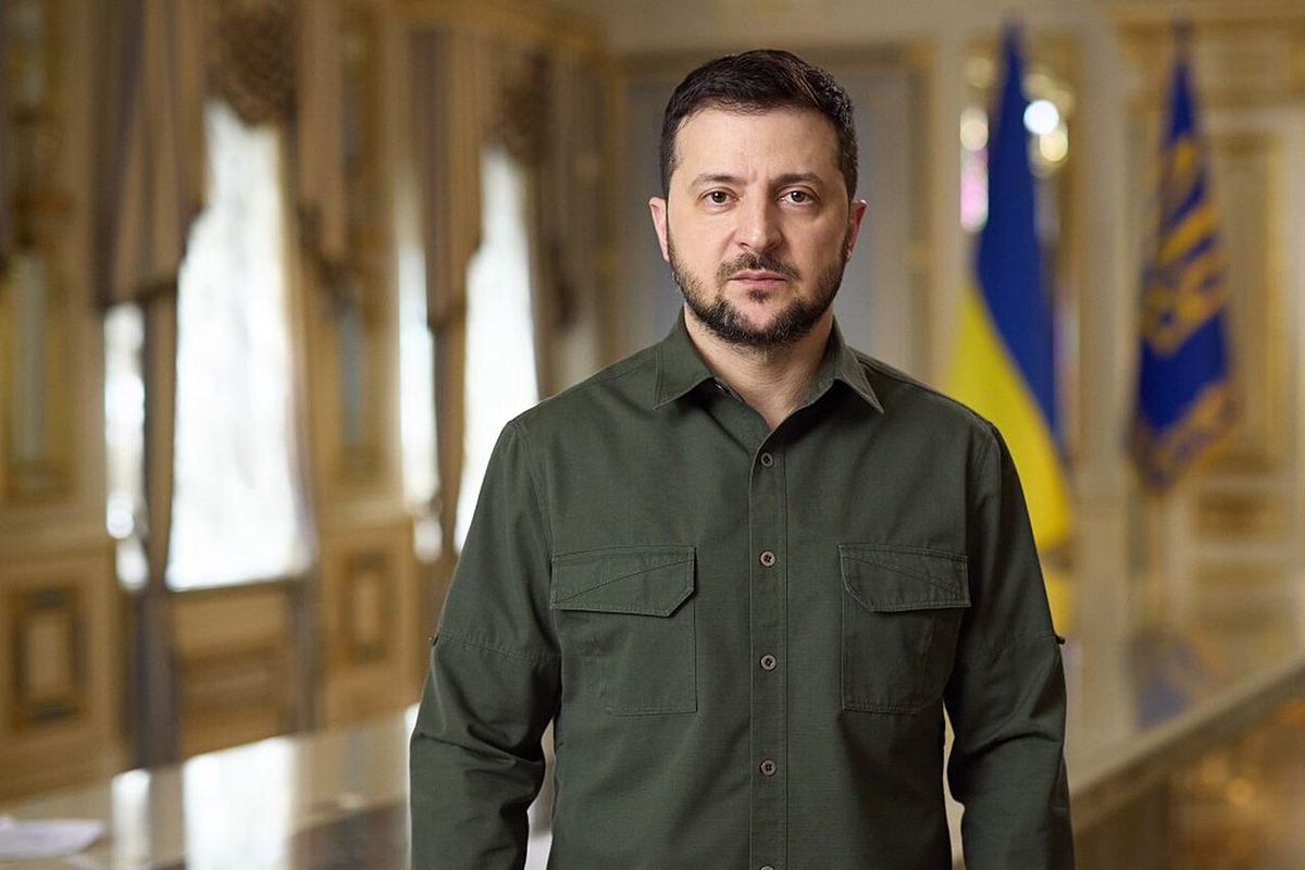 Portretul oficial al președintelui ucrainean Volodimir Zelenski, în fața steagului Ucrainei și al unui steag prezidențial.