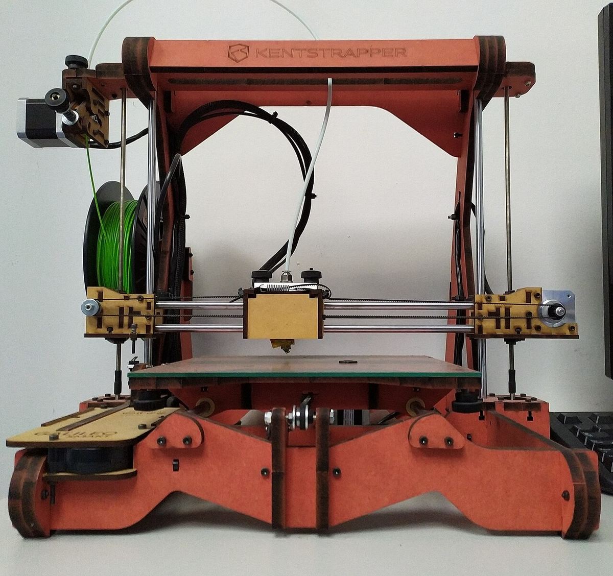 Imprimantă 3D în funcțiune la un FabLab, cu ocazia evenimentului Linux Day Ivrea 2021. Imagine ilustrativă.
