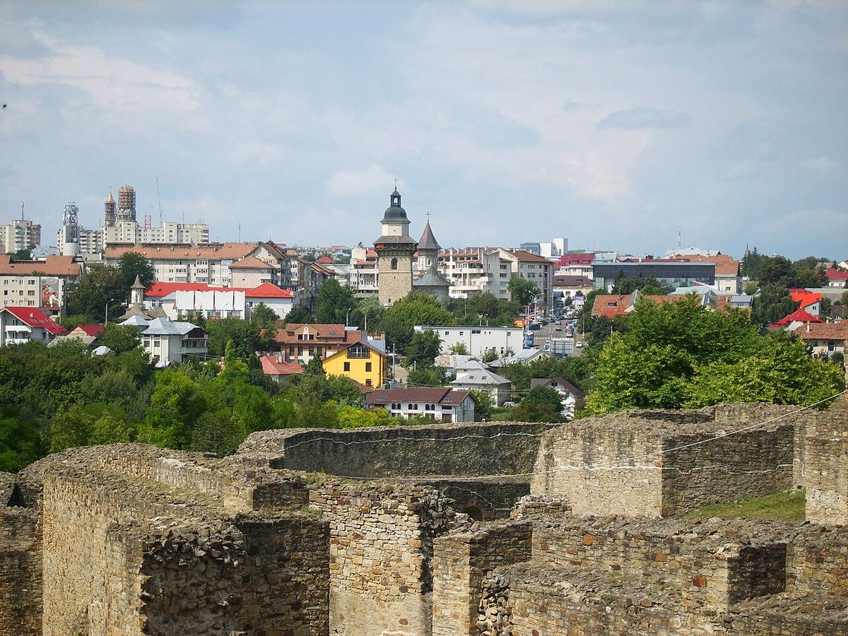 Vedere a orașului Suceava din Cetatea Sucevei, cu zidurile de pe latura de vest și centrul orașului.