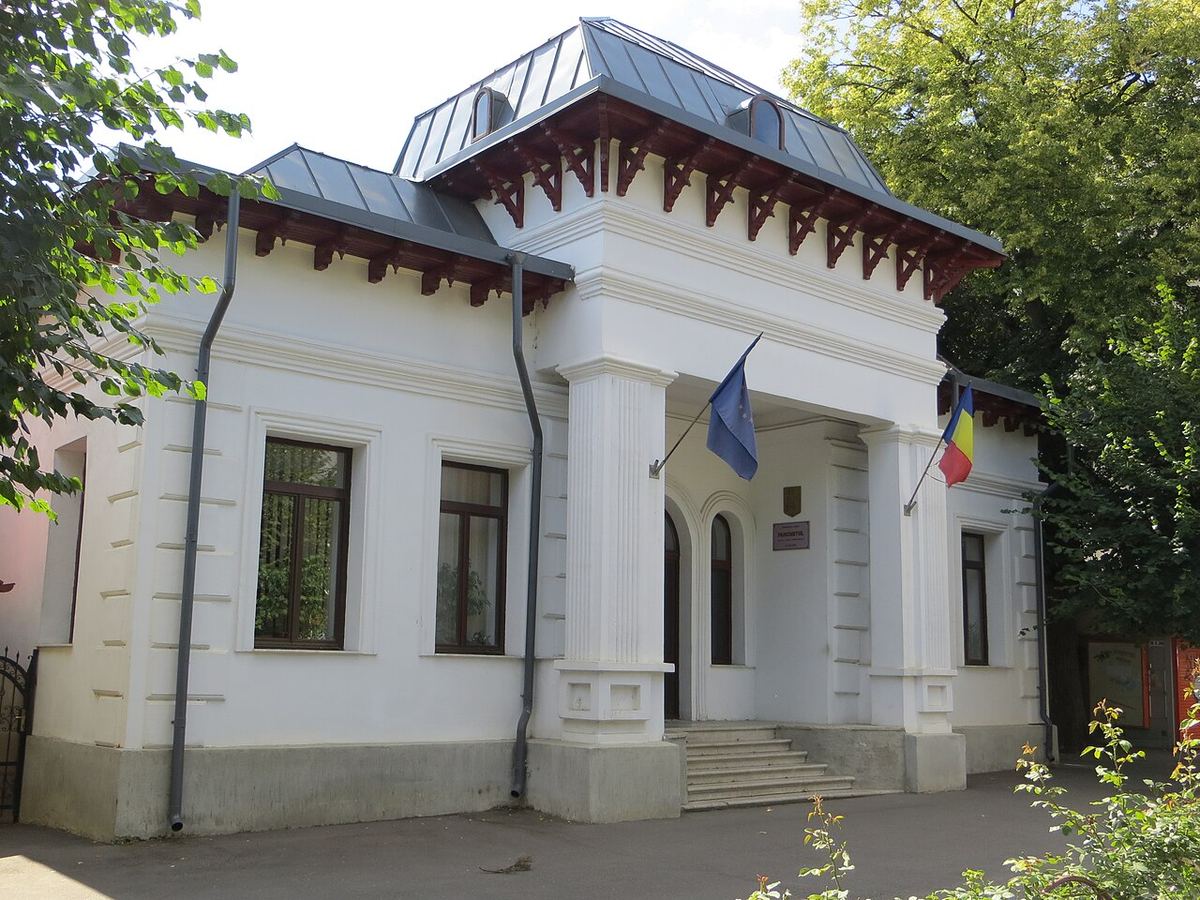Fațada unei clădiri a unei instituții judiciare, fotografiată din exterior, ilustrativ pentru subiectul anchetei.