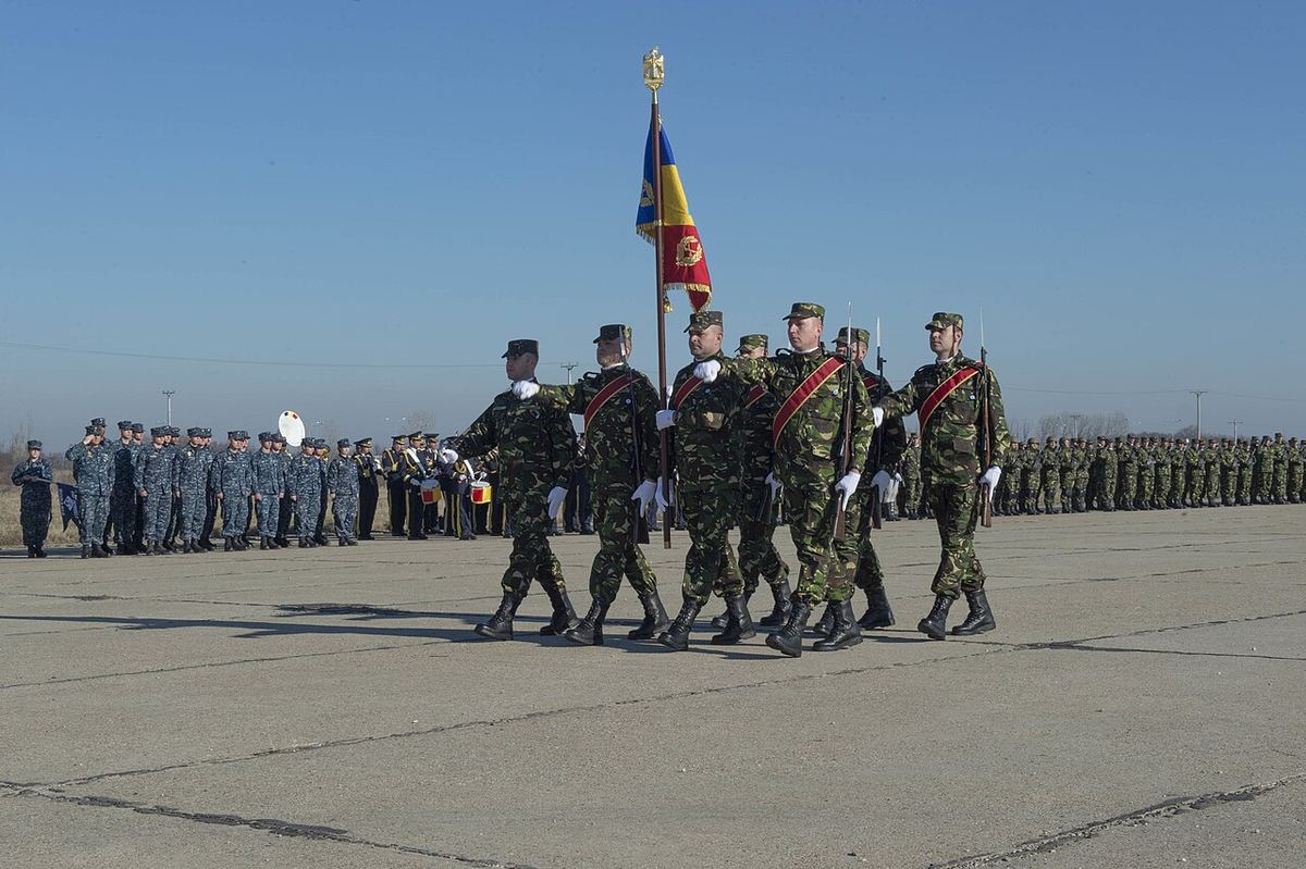 Militari ai Bazei Militare 99 defilează cu noul steag de luptă la o ceremonie din Deveselu, România, 2015.