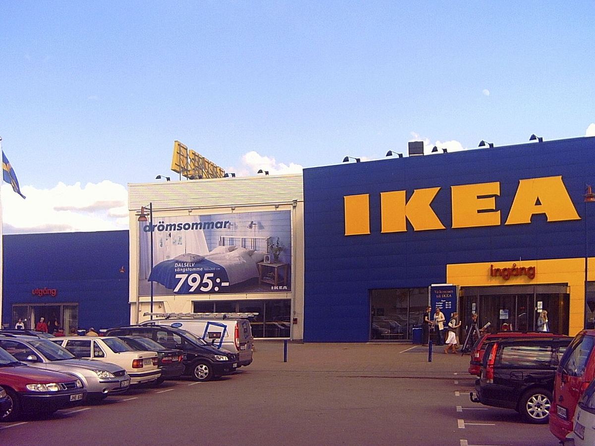 Clădirea sediului IKEA din Älmhult, Suedia, fotografiată pe timp de zi.