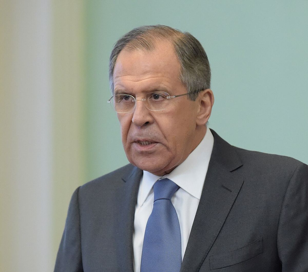 Serghei Lavrov, ministrul rus de externe, într-o fotografie de arhivă, în costum gri și cravată albastră.