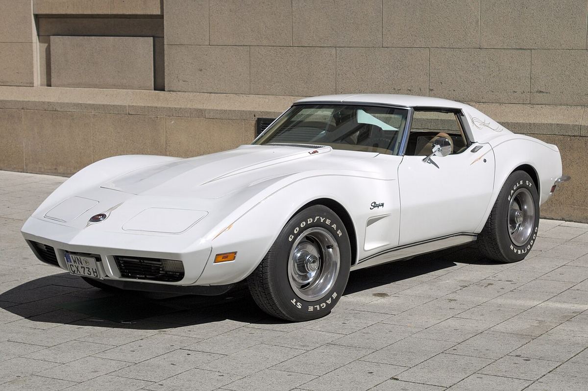 Chevrolet Corvette C3 Stingray, o mașină sportivă americană, fotografiată în exterior.