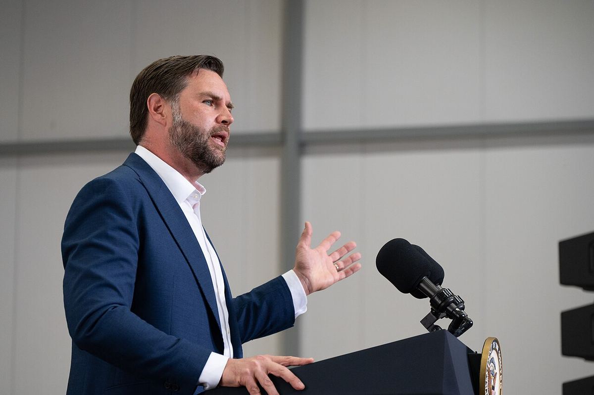 Vicepreședintele american JD Vance vorbind militarilor la baza RAF Fairford din Anglia, în august 2025.