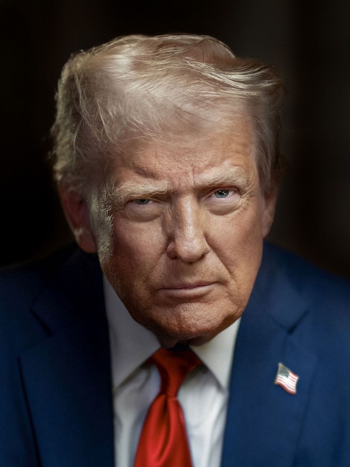 Portretul oficial al lui Donald Trump, în costum albastru, cu cravată roșie și insignă cu steagul SUA, pe fundal întunecat.