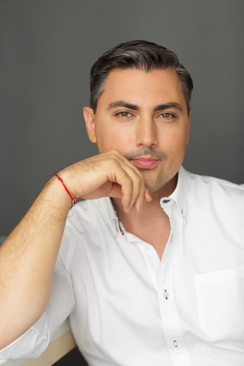 Alexandru Ciucu, designer, fotografiat într-un eveniment public.