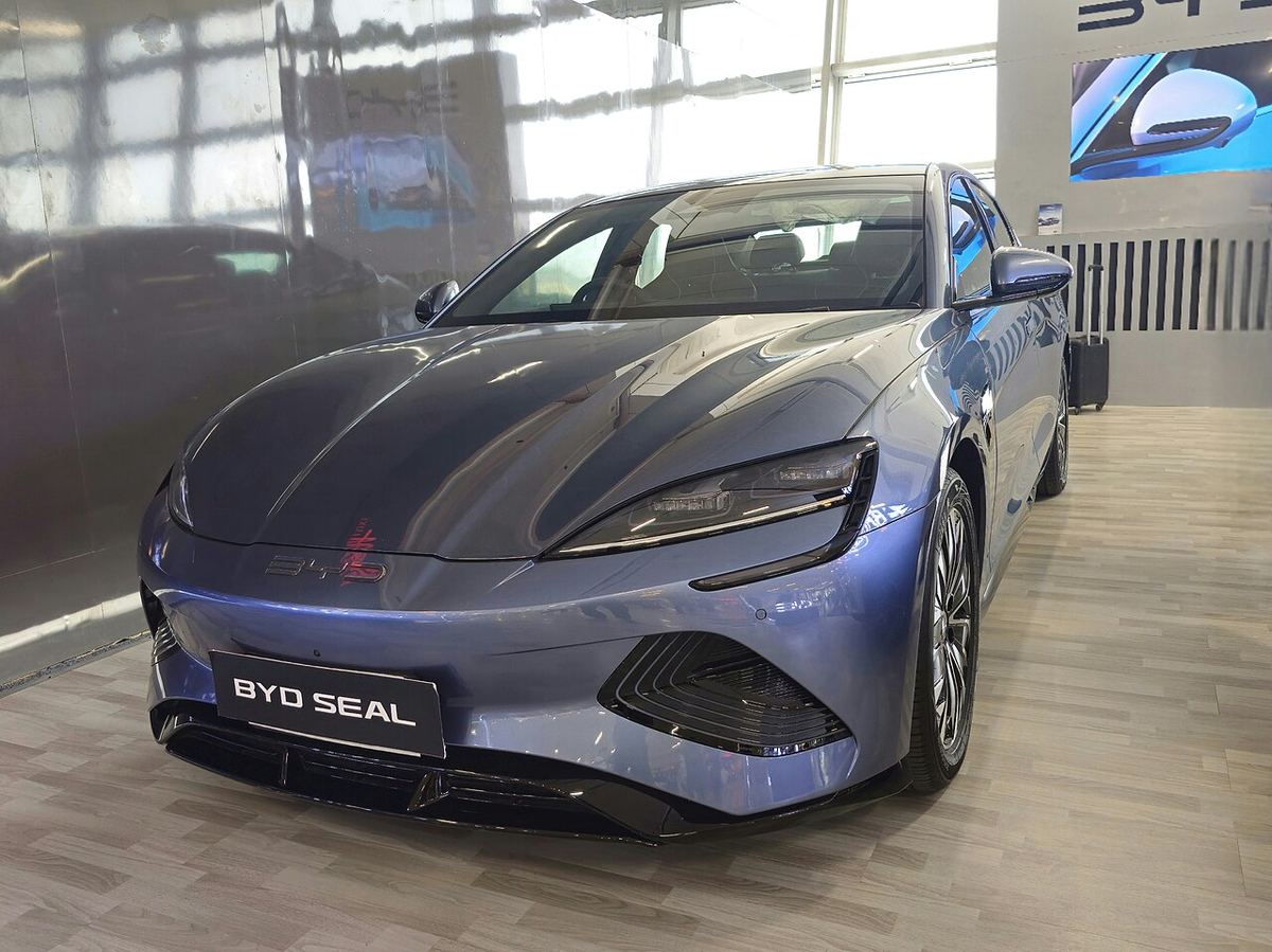 Un autoturism BYD Seal, de culoare închisă, fotografiat într-un cadru exterior.