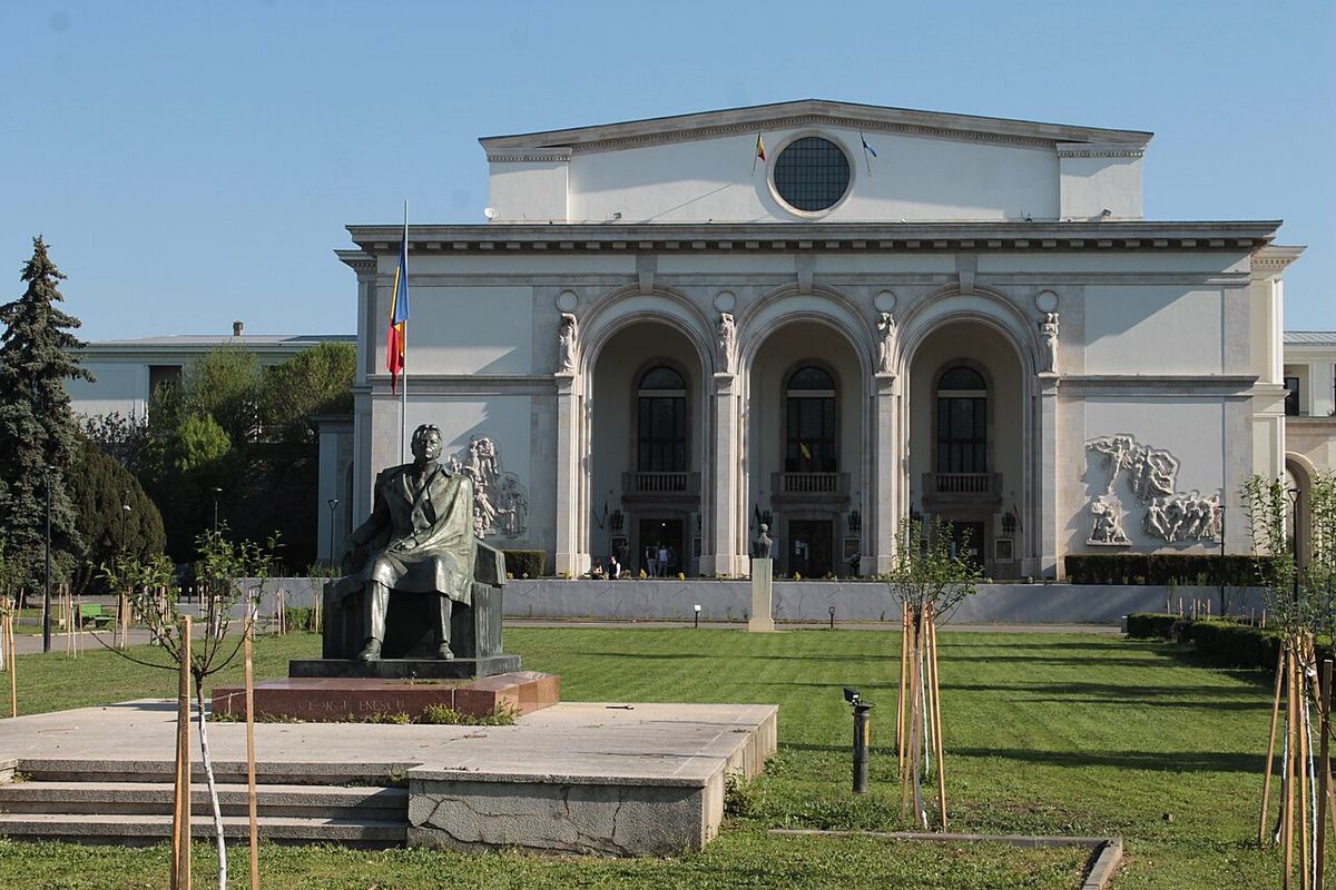 Clădirea Operei Naționale București și statuia lui George Enescu din Capitală.